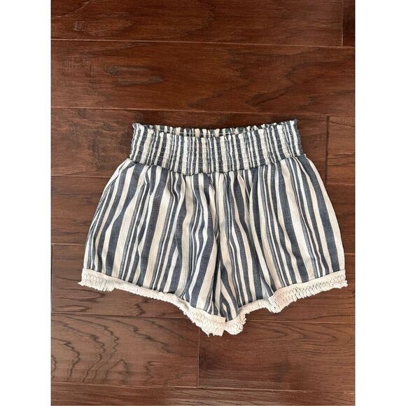 ⭐️3 for $10⭐️ Blue and White Elastic Waist Shorts - Picture 3 of 3